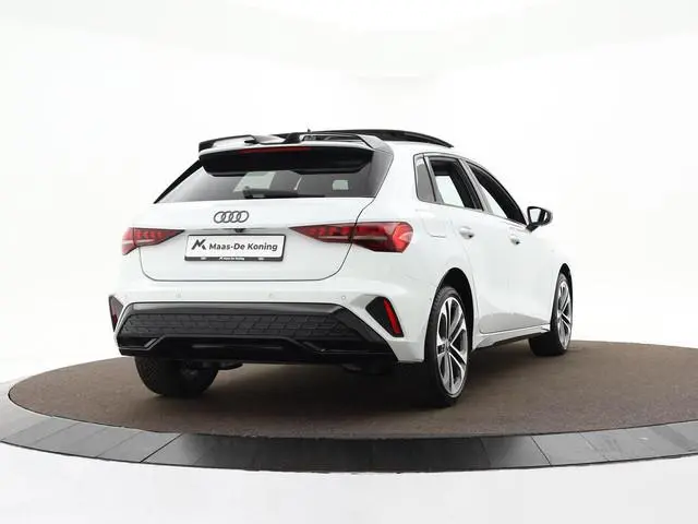 Audi A3 Sportback 45 TFSIe 272pk S-tronic S edition Competition · Panoramadak · Camera · Carbon Acht...
