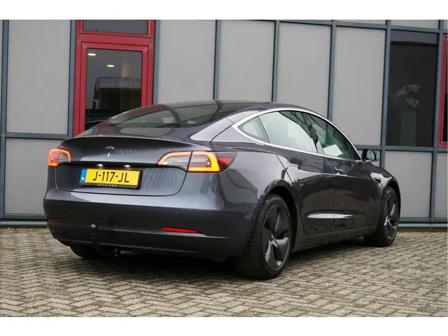 Tesla Model 3 Standard RWD Plus 60kWh SOH 91% Trekhaak