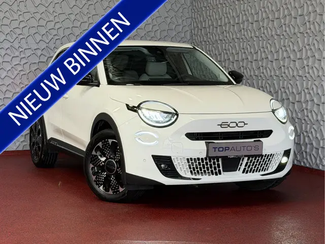 Fiat 600 1.2 Hybrid La Prima • Leder • Massage Stoelen • Elek. Stoel • Camera • CarPlay • Adapt. Cru...