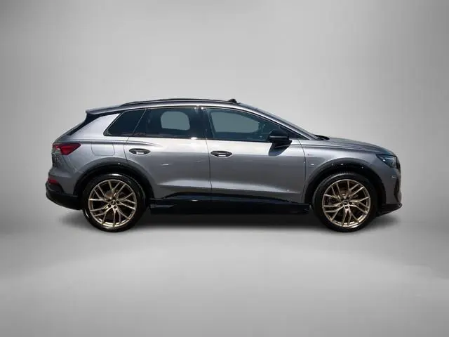 Audi Q4 e-tron 40 S Line 82 kWh 150kW/204PK · Panoramadak · Leder · Camera + Parkeersensoren