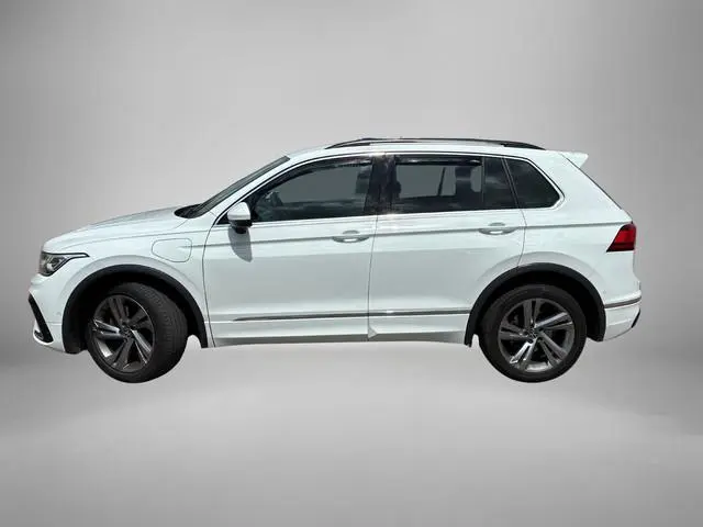 Volkswagen Tiguan 1.4 TSI eHybrid 245pk DSG R-Line Business+ · Camera · Wegklapbare trekhaak · Apple...