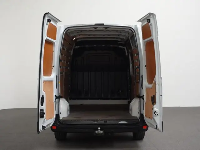 Renault Master T35 2.3 dCi 135PK L2H2 Airco Cruise Control Camera Nav PDC V+A Trekhaak 270° Deuren