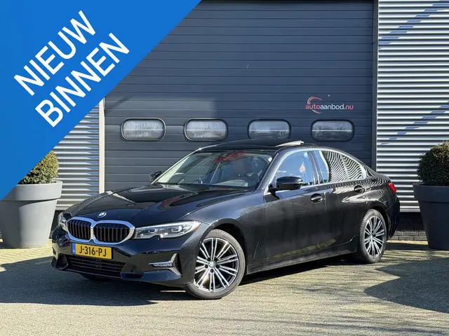 BMW 3-serie 320i High Executive | Panoramadak | Camera | Lederen Bekleding | Stoelverwarming | Sport...