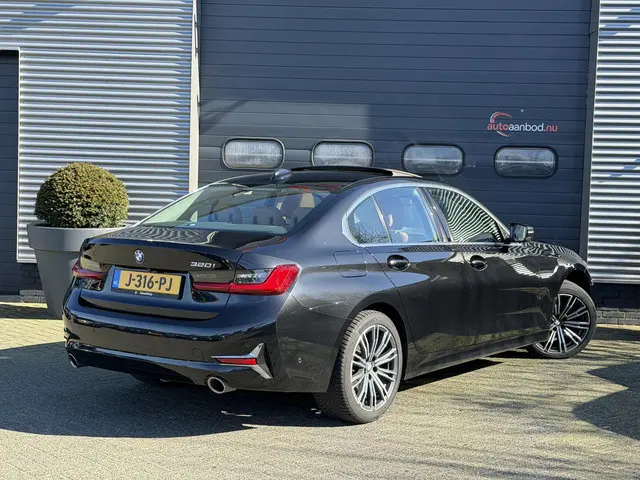 BMW 3-serie 320i High Executive | Panoramadak | Camera | Lederen Bekleding | Stoelverwarming | Sport...