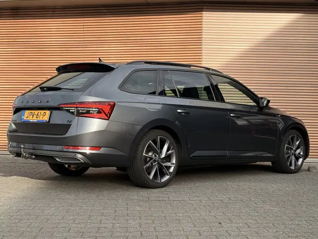 ŠKODA Superb Combi 1.4 TSI iV Sportline Business Panoramadak / Trekhaak / Standkachel