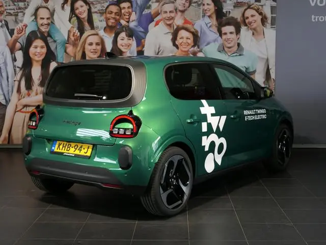 Renault Twingo urban range techno 80pk - Demo! - Stoelverwarming - Parkeerassistent - Dodehoek