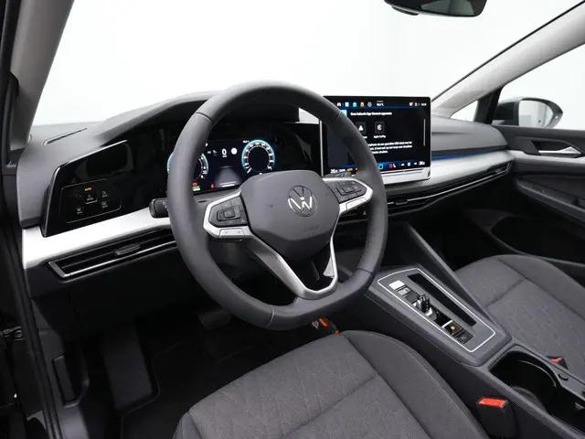 Volkswagen Golf 1.5 eHybrid 204 pk Life Edition | Panoramadak | Stuur-/stoelverwarming | Achteruitri...
