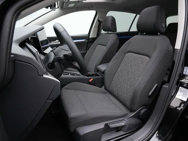 Volkswagen Golf 1.5 eHybrid 204 pk Life Edition | Panoramadak | Stuur-/stoelverwarming | Achteruitri...