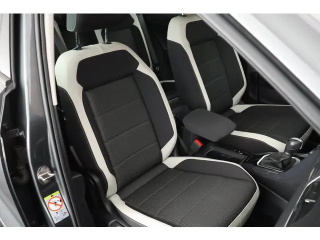 Volkswagen T-Roc 1.5 TSI 150pk DSG Sport Camera LED Stoelverwarming Navigatie