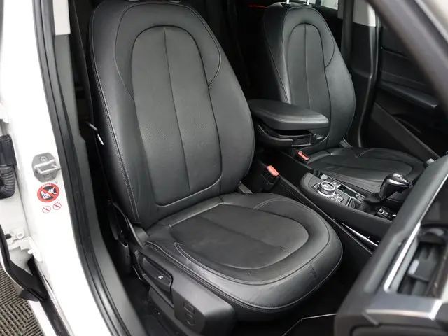 BMW X1 sDrive18i High Executive Aut- Leder Interieur, Stoelverwarming, Sfeerverlichting, Park Assist...