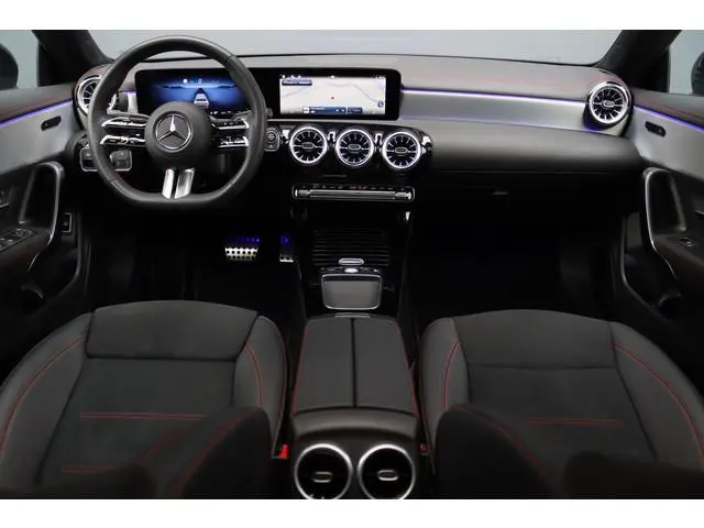 Mercedes-Benz CLA-klasse 180 Star Edition AMG Line | Panoramadak | Distronic | Camera | Sfeerverlich...