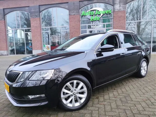 ŠKODA Octavia Combi 1.5 TSI DSG Greentech Business Edition Afn.trekhaak - Stoelverwarming - Leder/Stof - Getinte ruiten - Chroompakket - Sportstuur