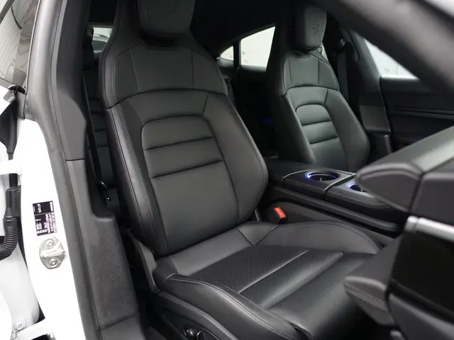 Porsche Taycan Performance 84 kWh- Sport Chrono, Warmtepomp, Sfeerverlichting, Memory Seats, Bose Au...