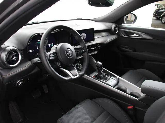 Alfa Romeo Tonale 1.3T PHEV Ti Automaat 280 PK Climate control Adaptieve cruise control Parkeersenso...