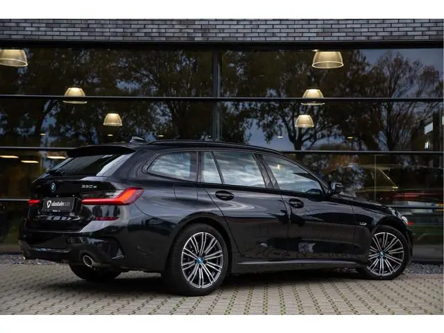 BMW 3-serie Touring 330e High Executive M-Sport , Adap. cruise, Trekhaak, Stoel/stuurverwarming,