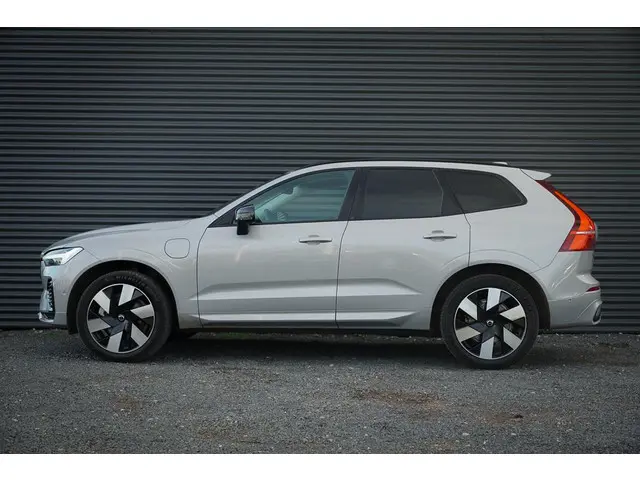 Volvo XC60 2.0 T6 Plug-in hybrid AWD Plus Dark / Pano / Trekhaak / Stoel&Stuurwielverwarming