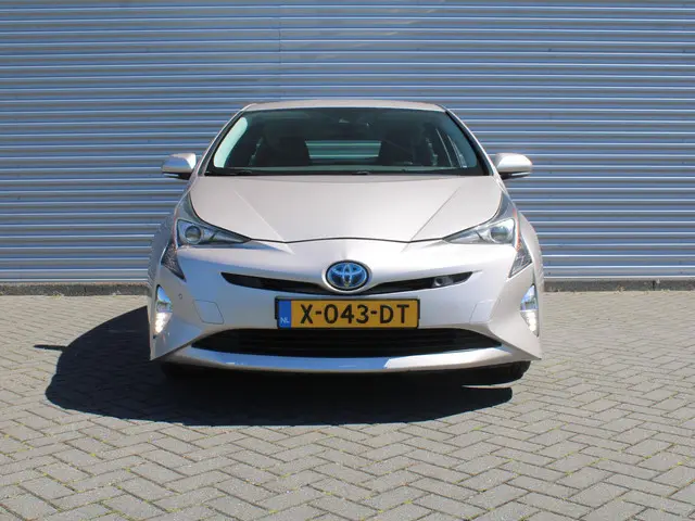 Toyota Prius 1.8 Executive | Trekhaak | Stoelverwarming | Camera | Leer | Dodehoek detectie | JBL au...