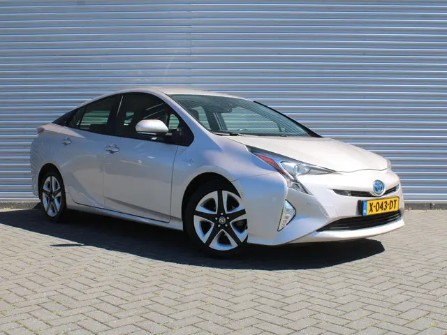 Toyota Prius 1.8 Executive | Trekhaak | Stoelverwarming | Camera | Leer | Dodehoek detectie | JBL au...