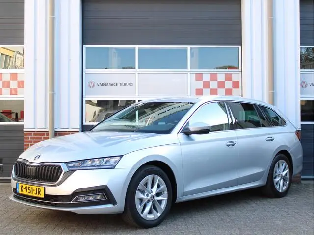 ŠKODA Octavia Combi 1.0 e-TSI 110PK Automaat Business Edition /NAVI/17'LM/PDC/LED/Keyless/Lane assis...