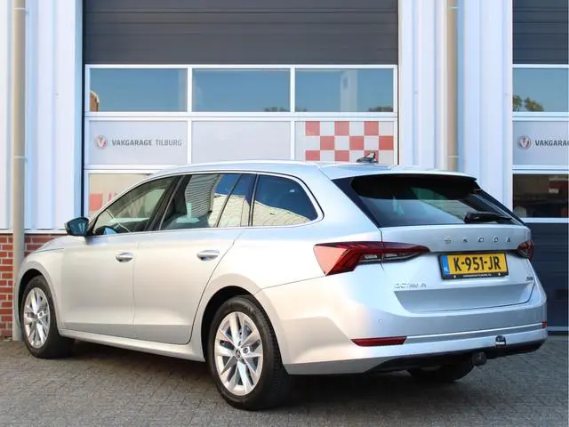 ŠKODA Octavia Combi 1.0 e-TSI 110PK Automaat Business Edition /NAVI/17'LM/PDC/LED/Keyless/Lane assis...