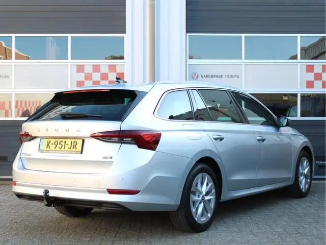 ŠKODA Octavia Combi 1.0 e-TSI 110PK Automaat Business Edition /NAVI/17'LM/PDC/LED/Keyless/Lane assis...