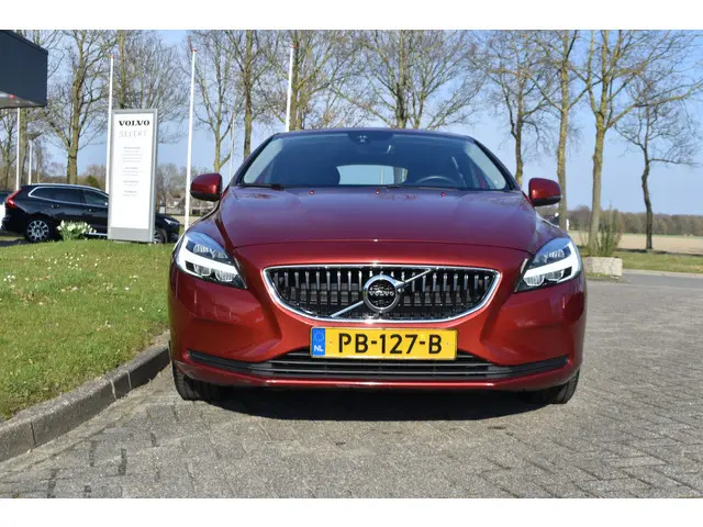 Volvo V40 T3 153PK Nordic+ | Stoelverwarming | Standkachel | Voorruitverwarming | Carkit | LED