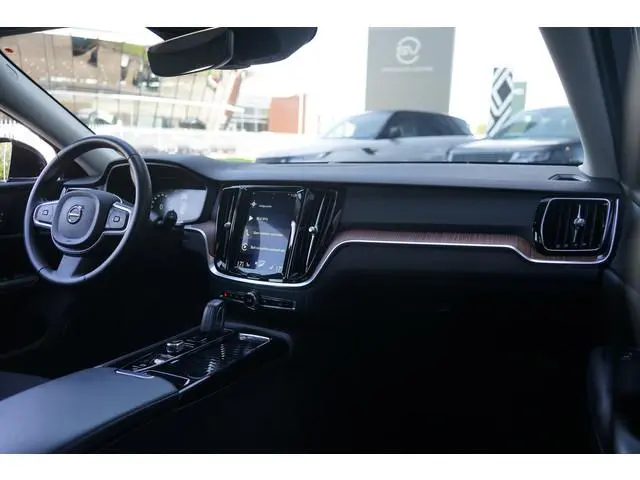 Volvo V60 2.0 T6 Twin Engine AWD Momentum Pro | Verwarmde voorstoelen |