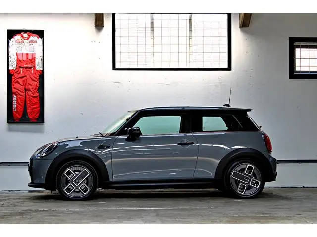 MINI Electric Classic 33 kWh | Apple Carplay | Parkeersensoren achter | NL auto | 1e eigenaar | BTW...