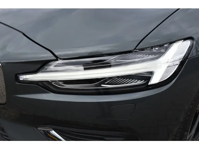 Volvo V60 T6 350PK Plug-in hybrid AWD Ultra Dark | Demo | Blis | Stoelventilatie | Massage Stoelen |...