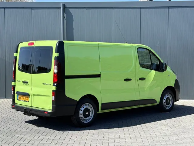 Renault Trafic 1.6 dCi / L1H1 / 1e EIG. / TREKHAAK / INRICHTING / AIRCO / CRUISE / NAVI / 3-ZITS