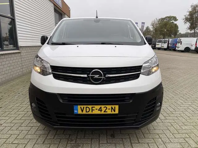Opel Vivaro 2.0 CDTI 122pk L2H1 Edition nieuwe type / vaste prijs rijklaar € 12.950 ex btw / lease vanaf € 256 / airco / cruie / navi / camera / pdc / trekhaak 2500 kg !