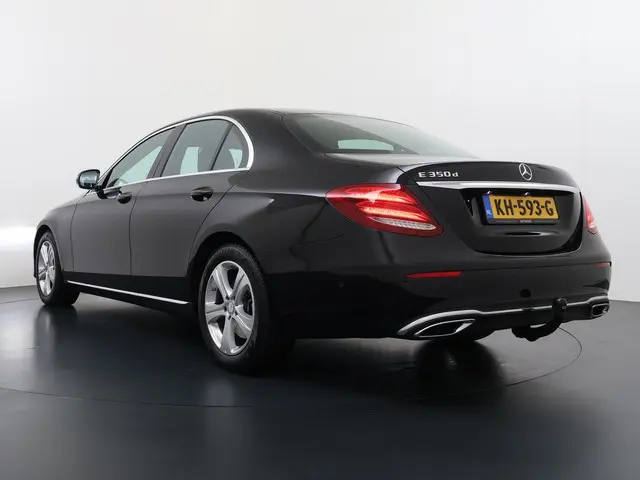 Mercedes-Benz E-klasse 350 d Ambition Avantgarde Trekhaak Sfeerverlichting Stoelverwarming NL Auto NAP