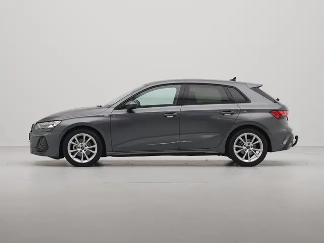 Audi A3 Sportback 30 TFSI 110pk S-tronic S-line Trekhaak afneembaar Panorama Stoelverwarming Navigat...