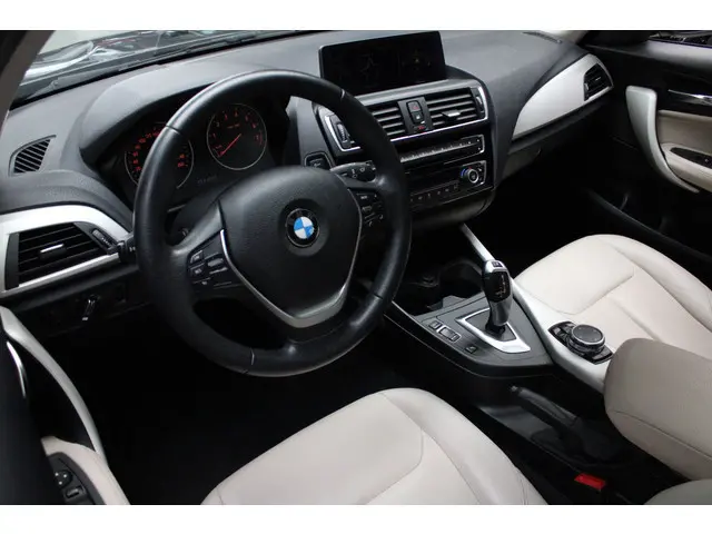 BMW 1-serie 118i Aut. Navi Leer schuif-/kanteldak Climate Cruise PDC Stoelverwarming LM velgen
