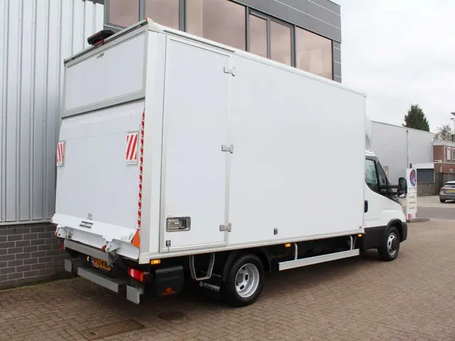 Iveco Daily 42C18 HA8 Bakwagen Aut. Dubbellucht Laadklep Cam/Cruise/Airco