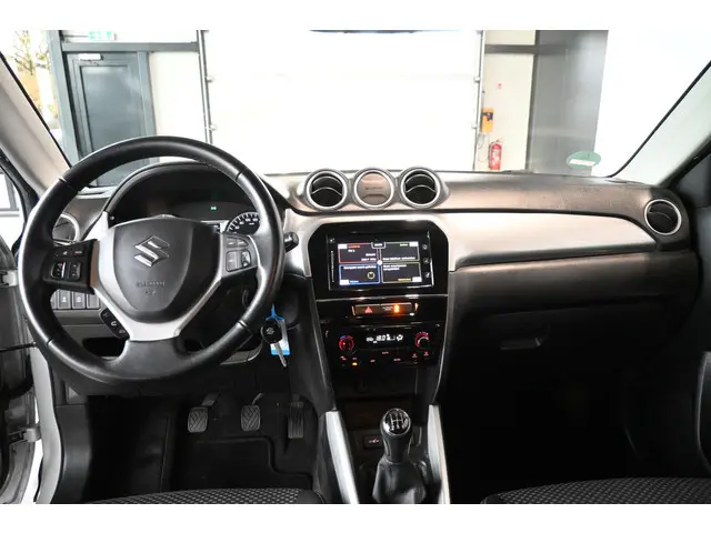 Suzuki Vitara 1.6 Exclusive Clima Navigatie Trekhaak Goed Onderhouden! Inruil Mogelijk!