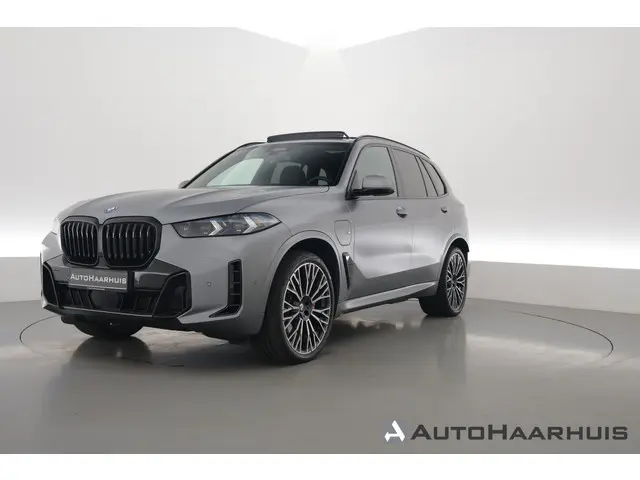 BMW X5 xDrive50e M Sport Frozen pure Grey | Skylounge | Soft Close | Achterasbesturing | 360cam | B&...