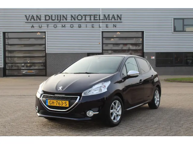 Peugeot 208 1.2 PureTech Style / Navigatie / LMV 15" / N.A.P.