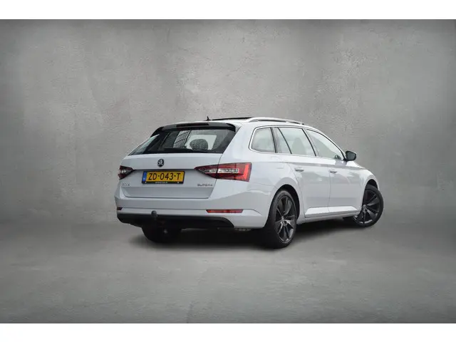 ŠKODA Superb Combi 1.5 TSI ACT Ambition Business | Panorama | Trekhaak | Apple Carplay