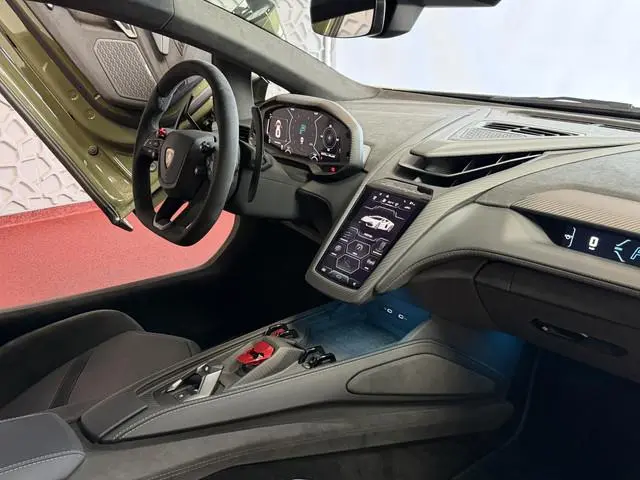 Lamborghini Revuelto