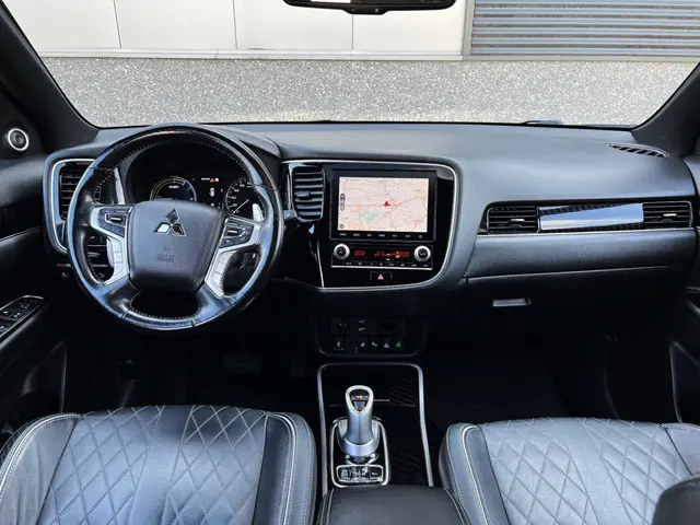 Mitsubishi Outlander 2.4 PHEV 4WD*Instyle*Sunroof/Leder/Adaptive/360Cam/Carplay/Trekhaak