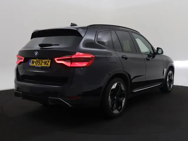 BMW iX3 High Executive 80 kWh LED | PANORAMADAK l TREKHAAK| LEDEREN BEKLEDING | WINTERPAKKET | NAVIG...