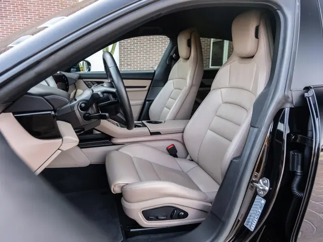 Porsche Taycan 79 kWh | 21” Exclusive LM | Achterasbesturing | Bose Surround Premium Sound | Adap De...