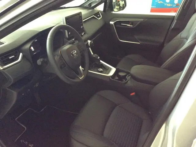 TOYOTA RAV4 2.5 Hybrid 222pk CVT AWD Bi-Tone * Direct leverbaar! * INNOVATION PACK * Panoramisch schuif-/kanteldak!