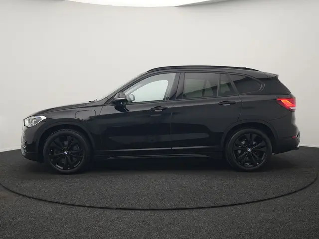 BMW X1 xDrive25e Sportline Plug In Hybrid 221pk Dealer O.H. PHEV | Sportstoelen Verwarmd | Camera |...