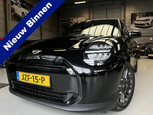 MINI Mini Cooper E Essential XS 40.7 kWh Nieuw Camera, Head-up display, Cruise