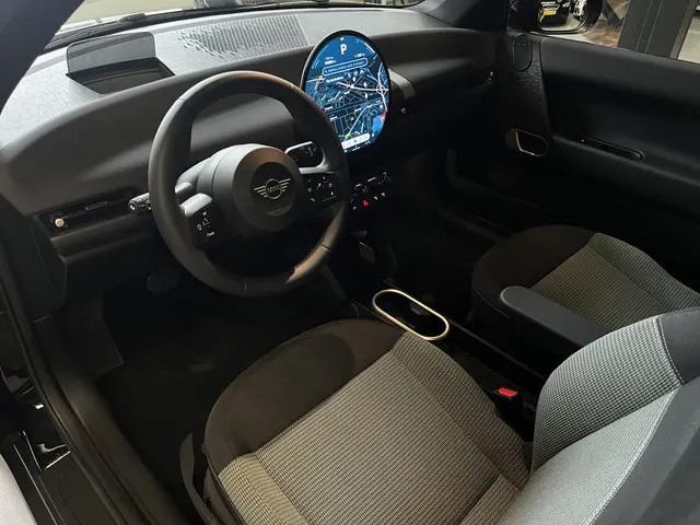 MINI Mini Cooper E Essential XS 40.7 kWh Nieuw Camera, Head-up display, Cruise